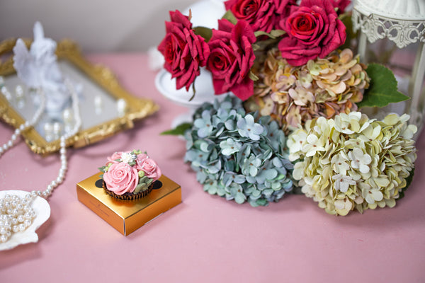 《花心思》情人節限定｜三重玫瑰花藝大杯蛋糕（透明金裝版）